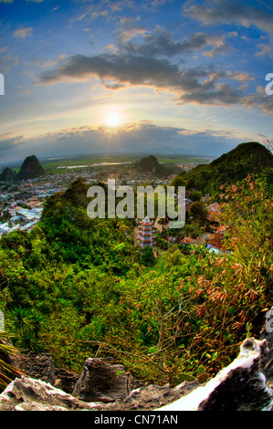 Tramonto Guardando giù dal vertice. Thuy figlio, marmo mountain (ngu hanh figlio), Vietnam Foto Stock