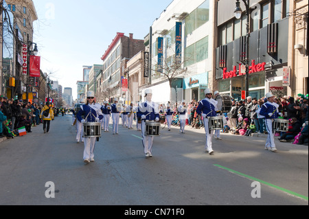 Marching Band presso il giorno di San Patrizio parade di Montreal, provincia del Québec in Canada. Foto Stock