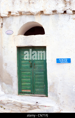 Verde doppia porta di una vecchia casa dipinte di bianco in Hora, sul Greco Cyclade isola di Amorgos. Foto Stock