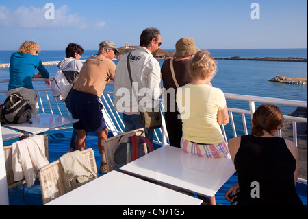 I viaggiatori su un traghetto in arrivo nel porto di Hora, sul Greco Cyclade isola di Naxos. Foto Stock