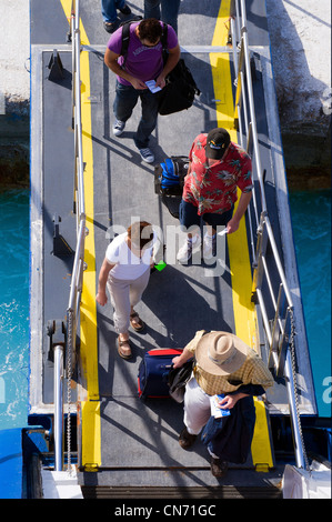 I viaggiatori di imbarcarsi su un traghetto nel porto di Parikia, sul Greco Cyclade isola di Paros. Foto Stock