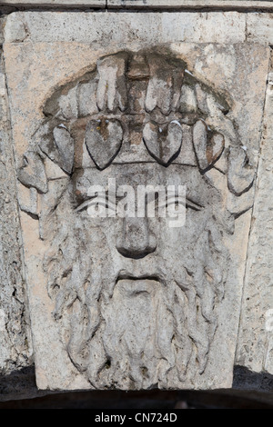 Maschere di divinità classiche, giardino pensile e rampa, Carskoe Selo, Pushkin, San Pietroburgo Foto Stock