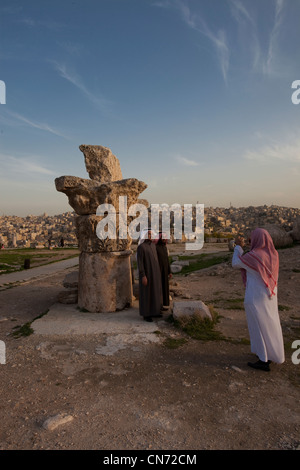 Turisti provenienti dall'Arabia Saudita che indossano abiti tradizionali di sciabma e keffiyeh Headdress Visita la collina della Cittadella in Amman Jordan Foto Stock