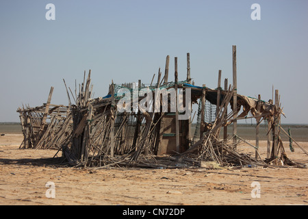 Armselige Fischersiedlungen an der Ostküste des Oman bei film Foto Stock