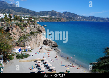 Fishermans Cove con vista lungo la costa, Nerja, Costa del Sol, provincia di Malaga, Andalusia, Spagna, Europa occidentale. Foto Stock