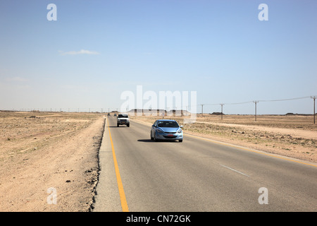 Einsame Straße durch das 'leere Viertel', ar-Rub Al-Khali, Oman Foto Stock