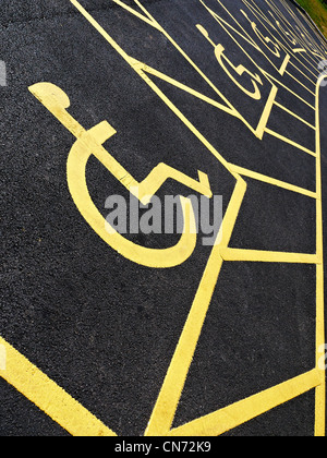 Parcheggio Disabili spazio simbolo dipinto su asfalto Foto Stock