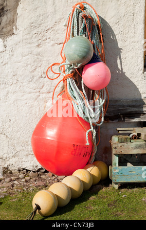 Boe e vecchie funi a Badentarbat Bay, Achiltibui, Scozia. Foto Stock