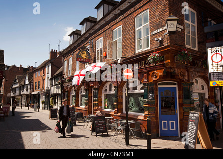 Regno Unito, Inghilterra, Worcestershire, Worcester, Friar Street, Eagle volte public house, art nouveau anteriore piastrellato Foto Stock