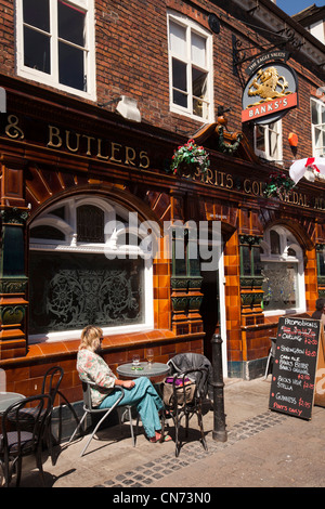 Regno Unito, Inghilterra, Worcestershire, Worcester, Friar Street, Eagle pub Vaults, i clienti seduti fuori sul marciapiede di tabelle Foto Stock