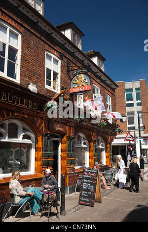 Regno Unito, Inghilterra, Worcestershire, Worcester, Friar Street, Eagle pub Vaults, i clienti seduti fuori sul marciapiede di tabelle Foto Stock