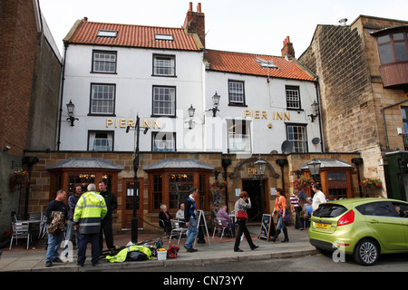 Il Molo Inn a Whitby, North Yorkshire, Inghilterra, Regno Unito Foto Stock