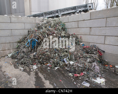 Cumulo di rifiuti di plastica che è un residuo di usato per il riciclaggio della carta, a una fabbrica di cartone a Groningen Foto Stock