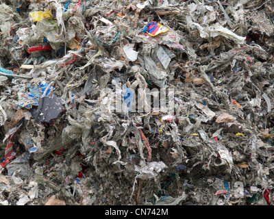 Rifiuti di plastica che è un residuo di usato per il riciclaggio della carta, a una fabbrica di cartone a Groningen Foto Stock