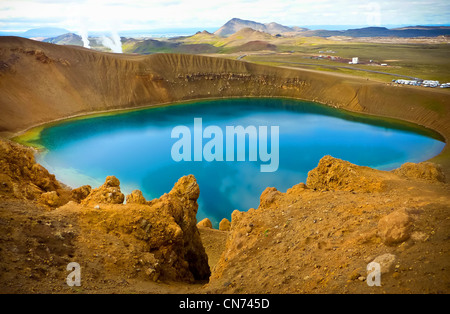 Cielo azzurro lago vulcanico nelle zone rurali Islanda Foto Stock