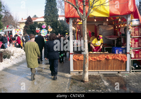 Le persone a divertirsi sulla tradizionalmente carnevale croato nella città di Samobor Croazia Europa Foto Stock