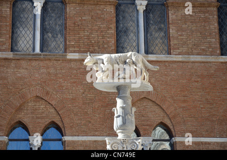 Statua di lupo con Romolo e Remo Foto Stock