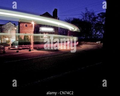 Il tempo di esposizione di un autobus a due piani girando l'angolo alla casa di Fox, Sheffield, Regno Unito. Foto Stock