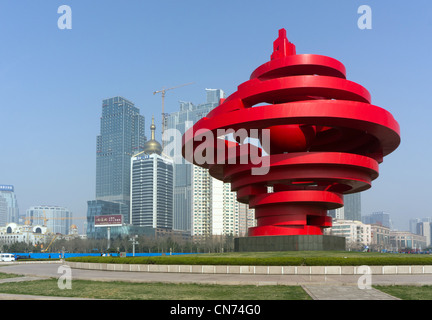 Il rosso 4 maggio monumento, nel maggio quarta piazza, Qingdao, Cina Foto Stock