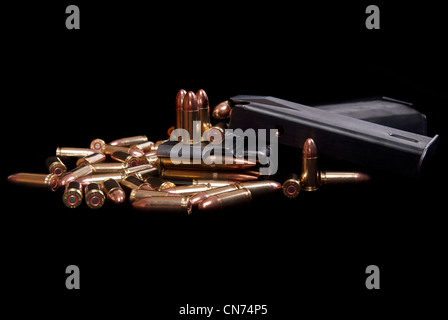 Caricato caricatore di pistola e munizioni isolato su nero Foto Stock