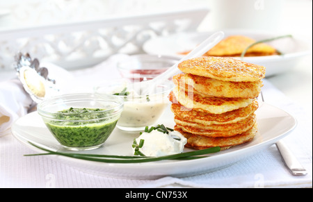 Frittelle di patate con tre diverse salse Foto Stock