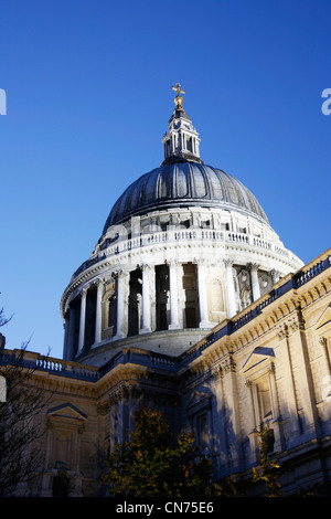 La Cattedrale di St Paul si trova in corrispondenza della sommità di Ludgate Hill nella città di Londra Foto Stock