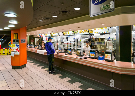 McDonald's ristorante nel centro della città di notte, Leeds, West Yorkshire, Inghilterra Foto Stock