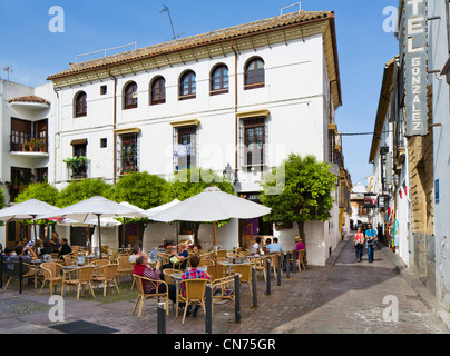 Calle Manriquez e street cafe su Plaza de Juda Levi nella storica città vecchia (la Juderia), Cordoba, Andalusia, Spagna Foto Stock