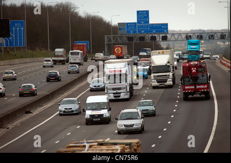 Il traffico sulla M25 Autostrada, Essex, vicino alla giunzione con la M11, in Inghilterra. Aprile 2012 Foto Stock