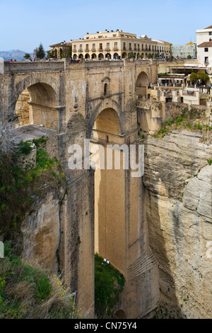 Ronda, Spagna. Il settecento Puente Nuevo spanning El Tago Gorge sopra il fiume Guadalevin, Ronda, Andalusia, Spagna Foto Stock