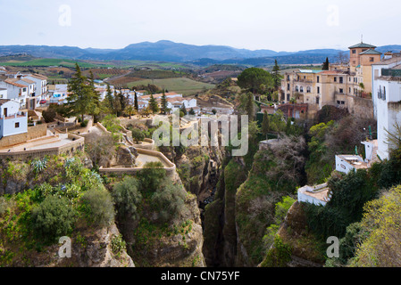 La vista dal 18thC Puente Nuevo spanning El Tago Gorge sopra il fiume Guadalevin, Ronda, Andalusia, Spagna Foto Stock