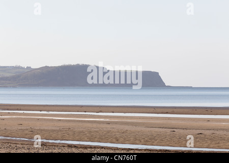 Guardando verso sud attraverso Ayr Beach verso le teste di Ayr in Ayrshire, in Scozia, Regno Unito Foto Stock