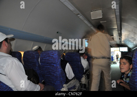 Gli israeliani visita il Israele Air Force Museum on April 09, 2012. Il museo espone una collezione enorme di forza aerea israeliana aeroplano Foto Stock