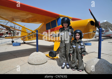 Gli israeliani visita il Israele Air Force Museum on April 09, 2012. Il museo espone una collezione enorme di forza aerea israeliana aeroplano Foto Stock