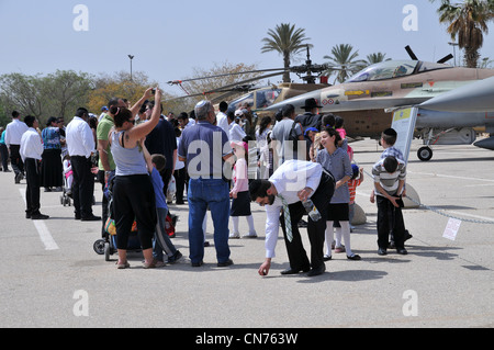 Gli israeliani visita il Israele Air Force Museum on April 09, 2012. Il museo espone una collezione enorme di forza aerea israeliana aeroplano Foto Stock