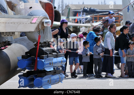 Gli israeliani visita il Israele Air Force Museum on April 09, 2012. Il museo espone una collezione enorme di forza aerea israeliana aeroplano Foto Stock