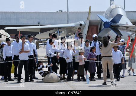 Gli israeliani visita il Israele Air Force Museum on April 09, 2012. Il museo espone una collezione enorme di forza aerea israeliana aeroplano Foto Stock