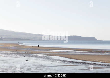 Guardando a sud attraverso Ayr Beach verso i capi di Ayr, Ayrshire, Scozia, Regno Unito Foto Stock