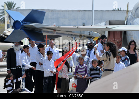 Gli israeliani visita il Israele Air Force Museum on April 09, 2012. Il museo espone una collezione enorme di forza aerea israeliana aeroplano Foto Stock