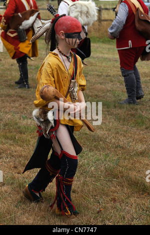 Nativi Nord Americani ragazzo indiano in guerra paint & piume con tradizionale club - C diciottesimo francese e Guerre indiane 1754 - 1763 Foto Stock