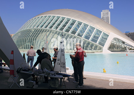 Modello gli appassionati di barca a L'volta emisferica nella Città delle Arti e delle Scienze di Valencia Spagna Foto Stock