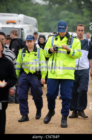 Poliziotti a Stow-su-il-Wold fiera dei cavalli con palese sorveglianza video della folla Maggio 2009 REGNO UNITO Foto Stock