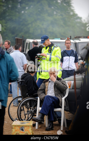 Un poliziotto a Stow-su-il-Wold fiera dei cavalli con palese sorveglianza video della folla Maggio 2009 REGNO UNITO Foto Stock