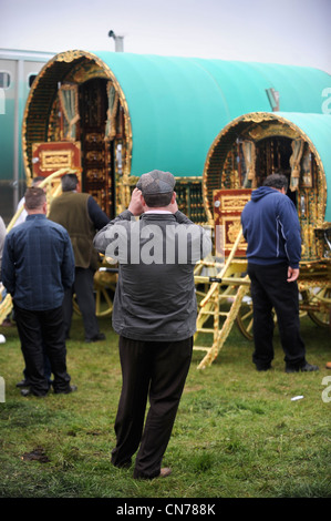 Un uomo fotografie un altamente decorativo cavallo caravan o rimorchio zingaro alla Stow-su-il-Wold fiera cavalli Maggio 2009 REGNO UNITO Foto Stock