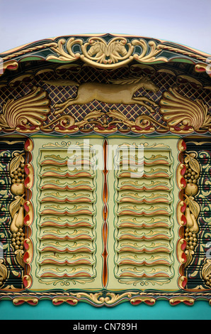 Dettaglio delle serrande o sfiati su un altamente decorativo cavallo caravan o rimorchio zingaro alla Stow-su-il-Wold fiera cavalli possono Foto Stock
