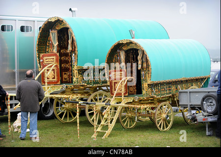 Una coppia di altamente decorativo cavallo caravan o rimorchio zingaro alla Stow-su-il-Wold fiera cavalli Maggio 2009 REGNO UNITO Foto Stock