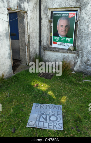 Cartellone elettorale Berti Ahern in un cottage abbandonati a Galway. Foto Stock