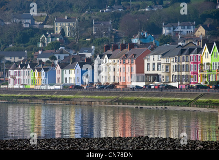 Case colorate sulla promenade di Whitehead, in Irlanda del Nord. Foto Stock