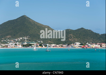 Una vista che si affaccia su una grande baia, Philipsburg, Sint Maarten, Indie occidentali Foto Stock