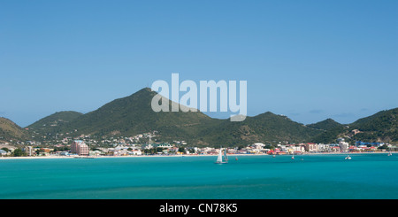 Una vista che si affaccia su una grande baia, Philipsburg, Sint Maarten, Indie occidentali Foto Stock